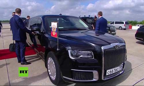 Tổng thống Nga Putin "khoe" siêu limousine Aurus tại G20 