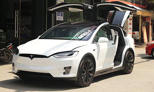 Chiêm ngưỡng ô tô điện Tesla Model X P100D màu trắng duy nhất Việt Nam