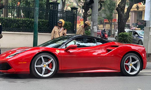 Cảnh sát Hà Nội "tóm sống" siêu xe Ferrari 488 GTB 15 tỷ