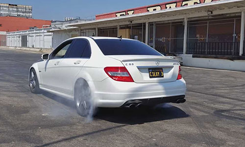 Bé 9 tuổi "đốt lốp" xe sang Mercedes-Benz C63 AMG