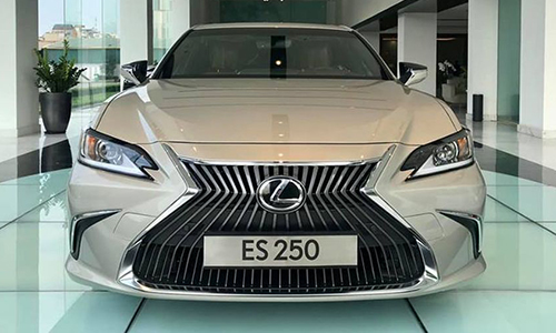 "Soi" chi tiết Lexus ES 250 giá 2,49 tỷ tại Việt Nam