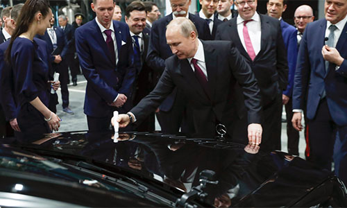 Tổng thống Putin "cưỡi" xe bọc thép Aurus thăm nhà máy Mercedes