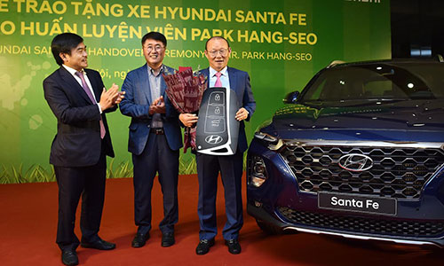 “Soi” Hyundai SantaFe hơn 1 tỷ đồng của HLV Park Hang Seo 