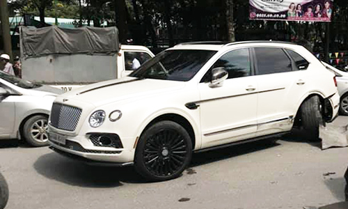 Bentley Bentayga tiền tỷ bị taxi đâm “gãy chân” ở HN