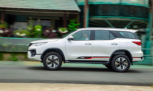 Toyota Fortuner lắp ráp Việt Nam từ 1,03 tỷ, cao hơn xe nhập 