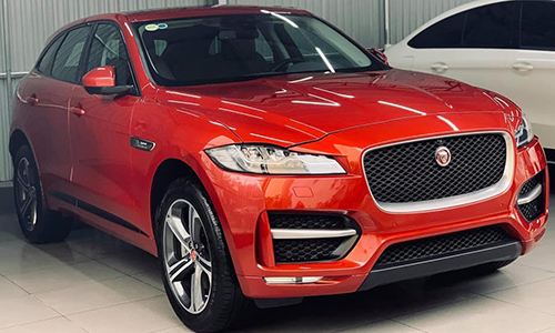 Soi Jaguar F-Pace "chạy lướt" giá 3,9 tỷ đồng tại Hà Nội