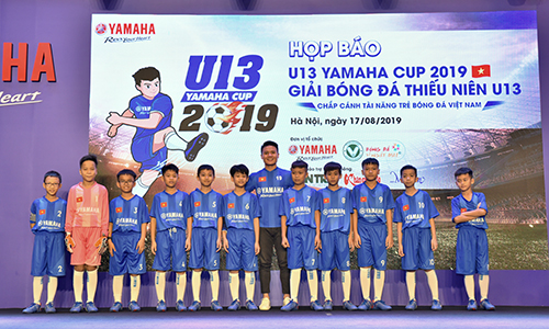 Quang Hải "truyền lửa" cho cầu thủ trẻ ở U13 Yamaha Cup 2019