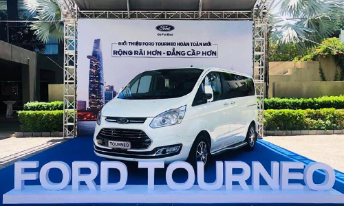 Xe Ford Tourneo đề xuất từ 900 triệu đồng tại Việt Nam