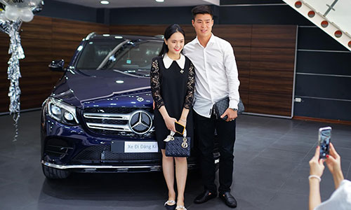 Trung vệ Duy Mạnh và bạn gái "tậu" Mercedes-Benz GLC hơn 2 tỷ