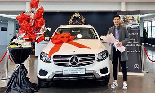 Thủ môn Bùi Tiến Dũng "đập thùng" Mercedes-Benz GLC tiền tỷ