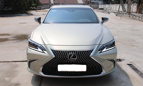 Lexus ES 250 mới dùng 3 tháng “bay” 300 triệu ở Sài Gòn