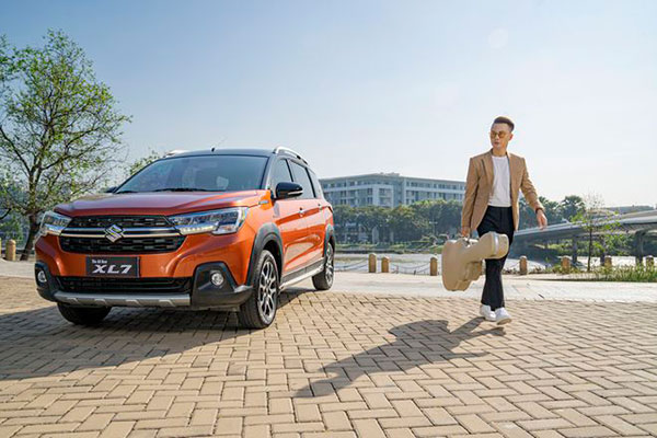 Ca sĩ Hoàng Bách khởi đầu mới 2021 với Suzuki XL7 