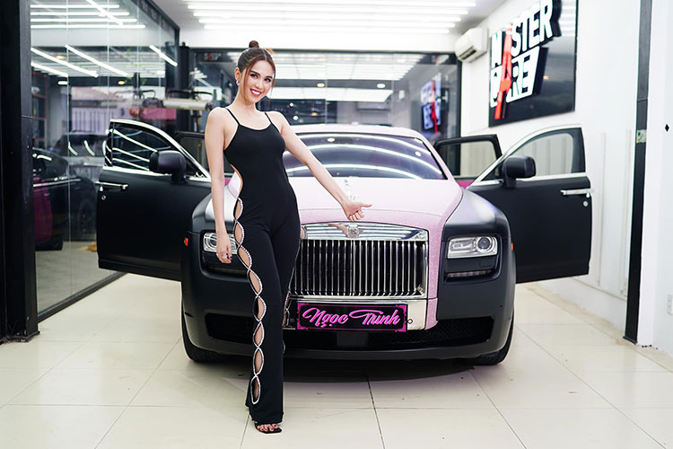 Ngọc Trinh "show hàng" khoe Rolls-Royce Ghost cũ hơn 8 tỷ đồng