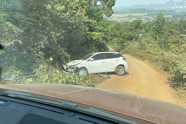 Chiếc Toyota Yaris "tự lái" trên Đồi Bù, do chủ xe quên phanh tay