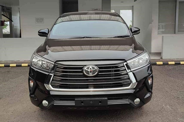 Cận cảnh MPV Toyota Innova máy dầu, số tự động từ 662 triệu đồng