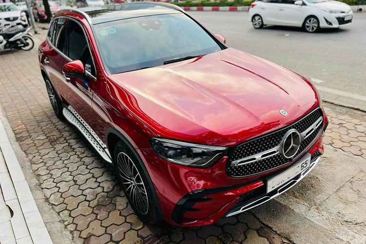 Mercedes-Benz GLC 300 4Matic mới chạy 5.000 km lỗ hơn nửa tỷ đồng