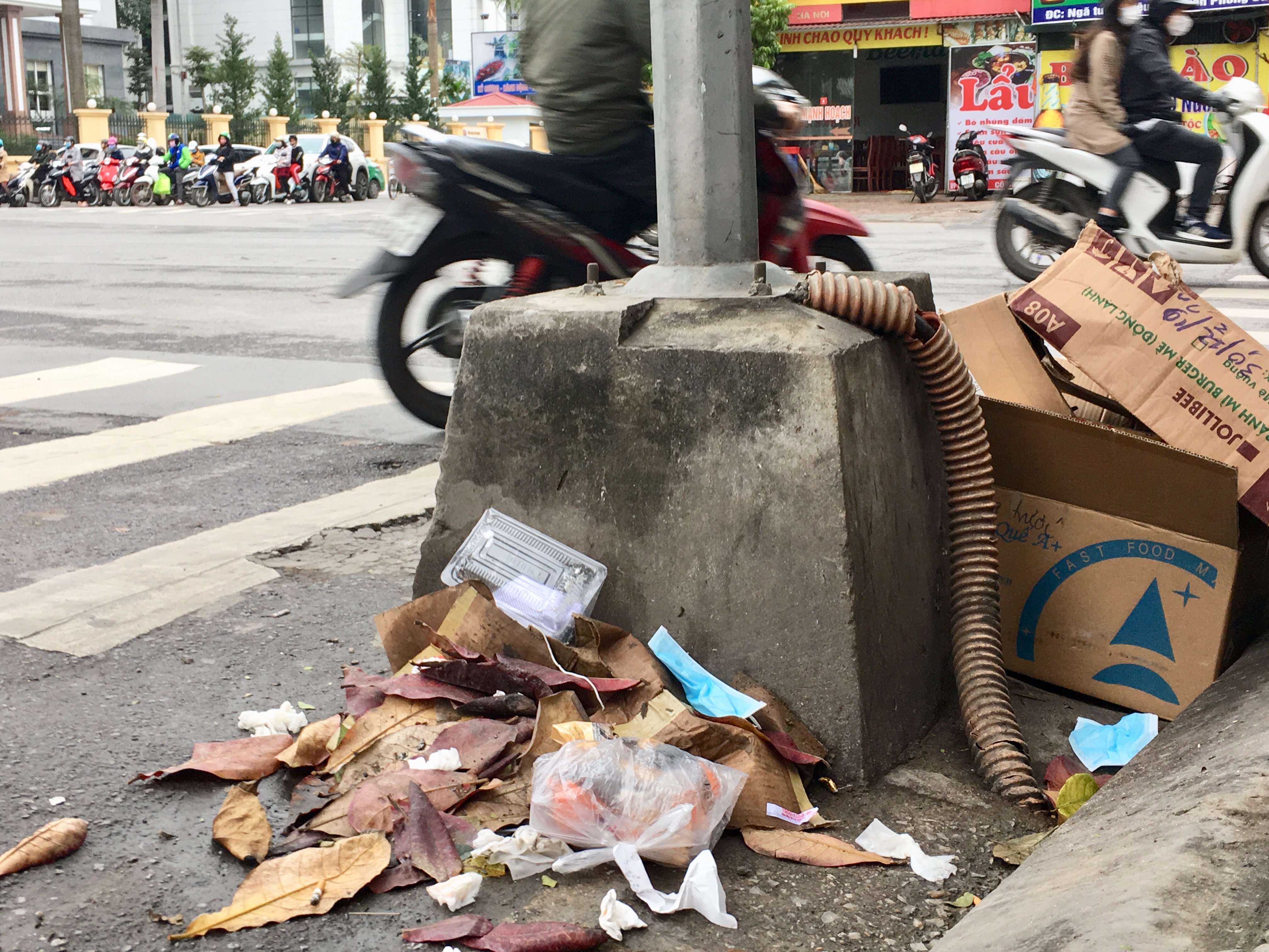 Tranh cướp nhau mua khẩu trang y tế rồi lại vứt đầy đường... liệu có thành ổ dịch? 