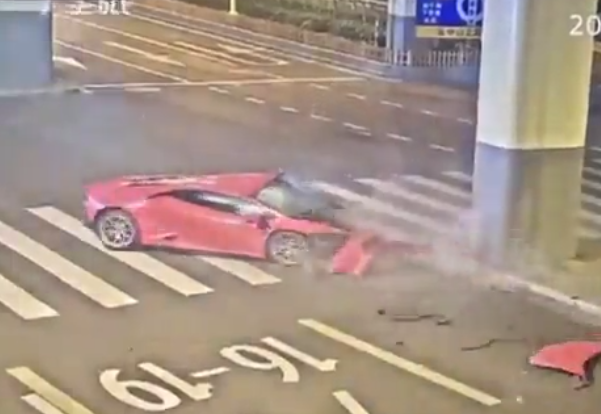 Video: Tông vào trụ bê tông, siêu xe Lamborghini 69 tỷ đồng nát đầu