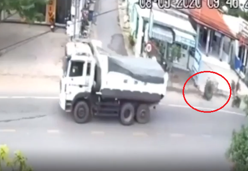 Video: Xe ben văng lốp giữa đường quật ngã người đi xe đạp