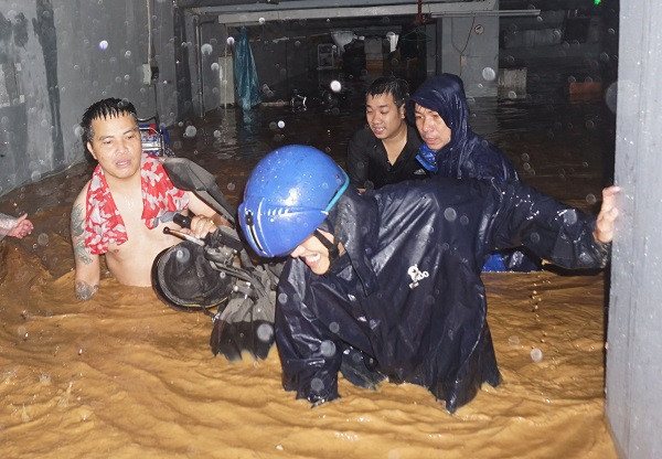 Mưa như trút, dân Đà Nẵng '“chạy lũ” trong đêm