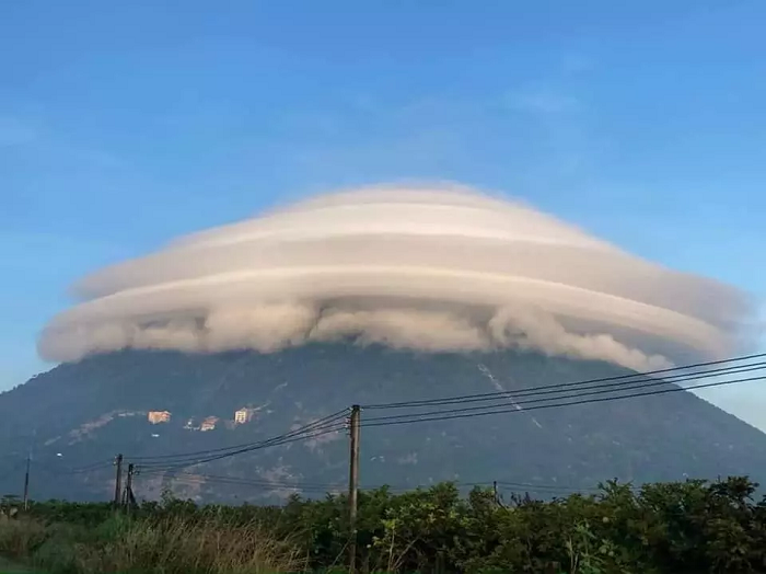 Bất ngờ sự thật đám mây như UFO bao quanh đỉnh núi Bà Đen 