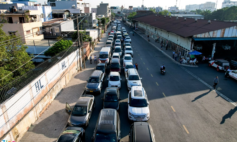 Hàng trăm ôtô tiếp tục xếp hàng chờ đăng kiểm ở TP.HCM