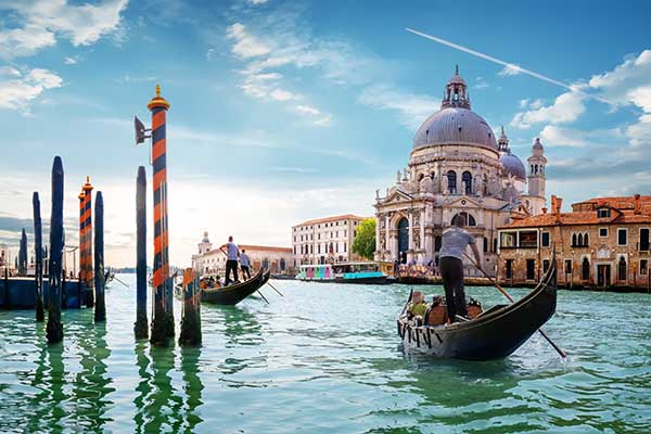 Vì sao thành phố Venice nghìn năm vẫn đứng vững dù xây bằng nền gỗ? 