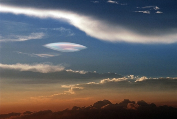 Tuyên bố chấn động: UFO từng “đóng quân”, ghé thăm Trái đất như “cơm bữa“? 