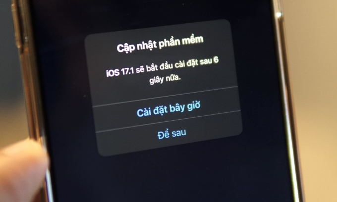 iPhone nóng máy sụt pin sau cập nhật iOS 17.1, chuyên gia “phán” sao? 