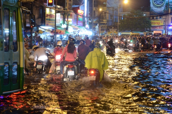 TP.HCM ngập nặng, nửa đêm chưa về tới nhà