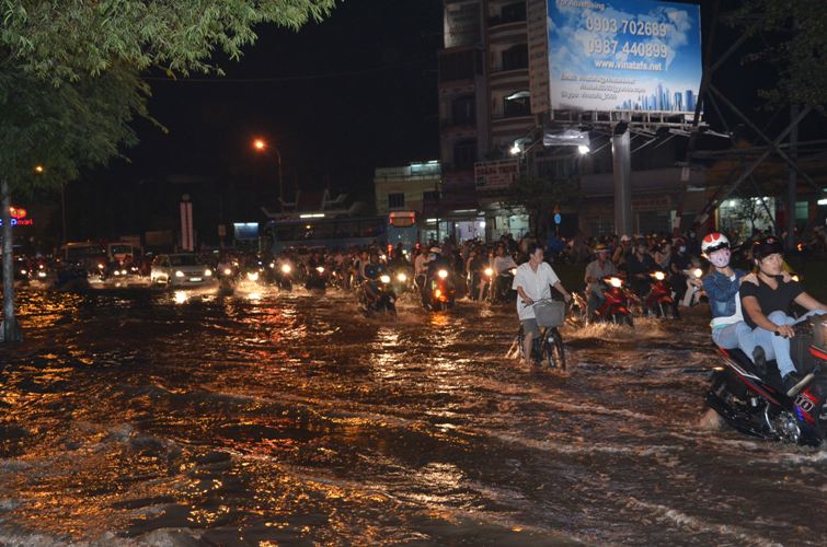 Triều cường lên đỉnh, TP HCM ngập cả mét