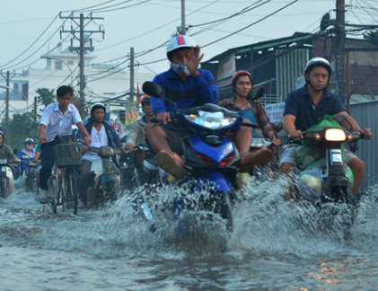 Triều cường chưa lên đỉnh, TP HCM đã “ngộp” trong biển nước