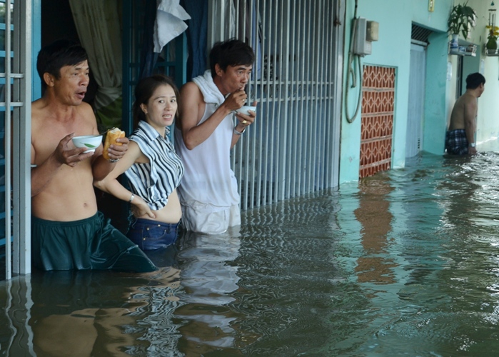 Cảnh nước ngập ngang hông, dân nhai bánh mì... chống chọi