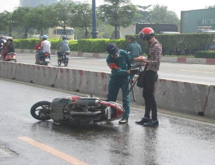 Giao thông hỗn loạn vì đường trơn như bôi mỡ