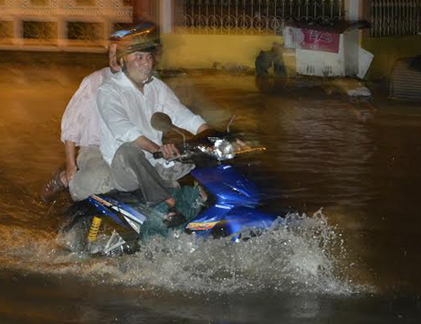 Sĩ tử lạ lẫm trước cảnh Sài Gòn ngập nặng sau mưa