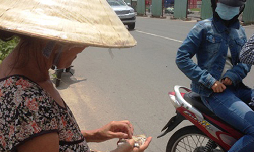 “Nghề lạ” trên đường Tân Sơn Nhất-Bình Lợi-Vành đai ngoài 