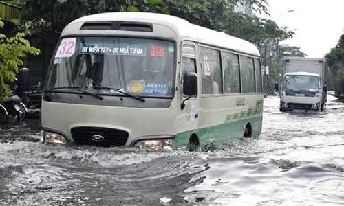 Mưa như trút nước, nhiều tuyến phố Sài Gòn ngập nặng