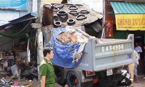 Hiện trường xe ben đâm sập nhà dân: Đang giải cứu nhiều người