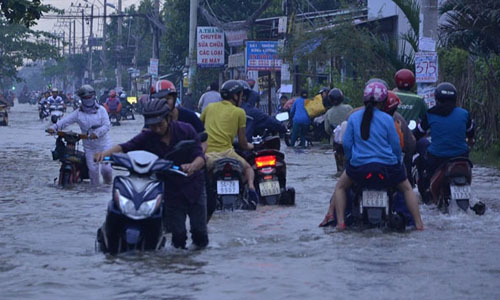 Vừa thoát áp thấp nhiệt đới, người SG lại khốn đốn vì triều cường