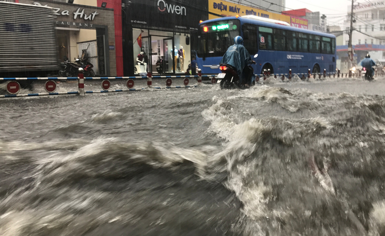 Nước cuốn người trong mưa trái mùa to khủng khiếp ở Sài Gòn