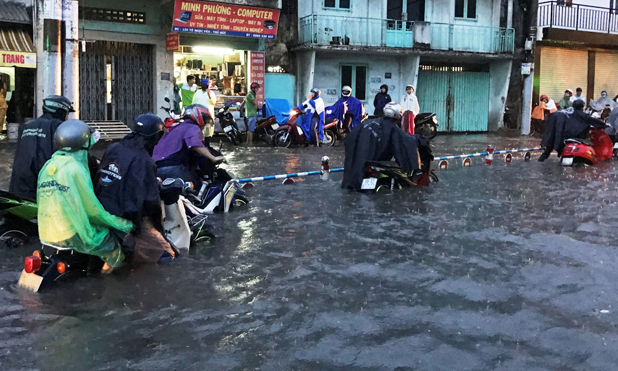 Người Sài Gòn khốn đốn vì ngập lụt, kẹt xe do mưa trái mùa