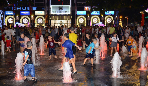 Giáng sinh 2018, trẻ em tranh nhau tắm trên phố Nguyễn Huệ