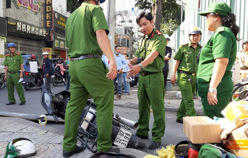 Tám ván công trình cao ốc Etown 5 rơi trúng người đi đường