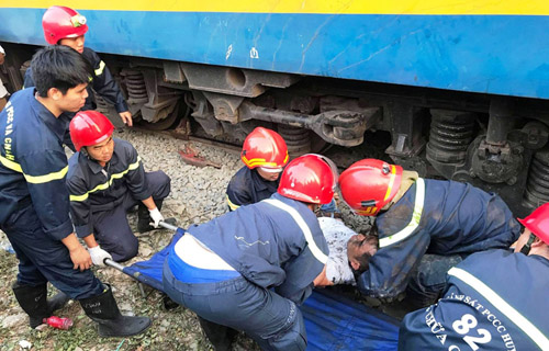 “Toát mồ hôi” cảnh giải cứu người đàn ông kẹt dưới gầm tàu hỏa