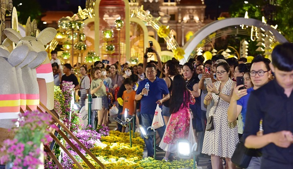 Du khách trắng đêm tham quan đường hoa Nguyễn Huệ trong đêm khai mạc