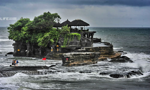 Ngắm miếu Hải Thần sừng sững giữa sóng dữ trên đảo Bali