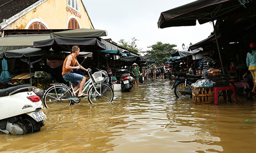 Lũ sắp về, người dân đi thuyền trên phố ở Hội An