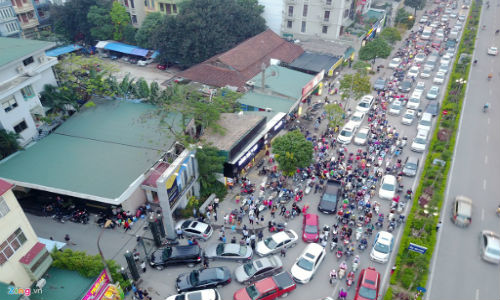 Cư dân Home City dùng ôtô chặn cổng phản đối CĐT