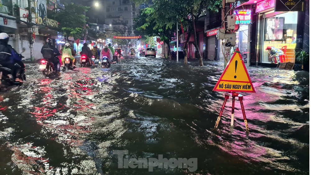 Nhiều tuyến phố ở Hải Phòng ‘hoá thành sông’