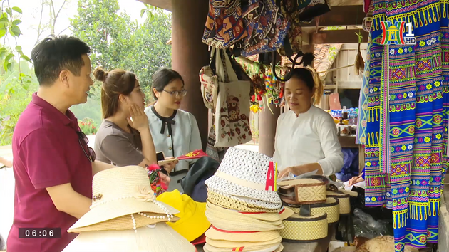 Làng văn hoá các dân tộc Việt Nam hấp dẫn du khách